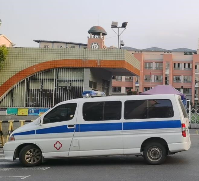 申扎救护车出租护送骨折病人一公里多少钱